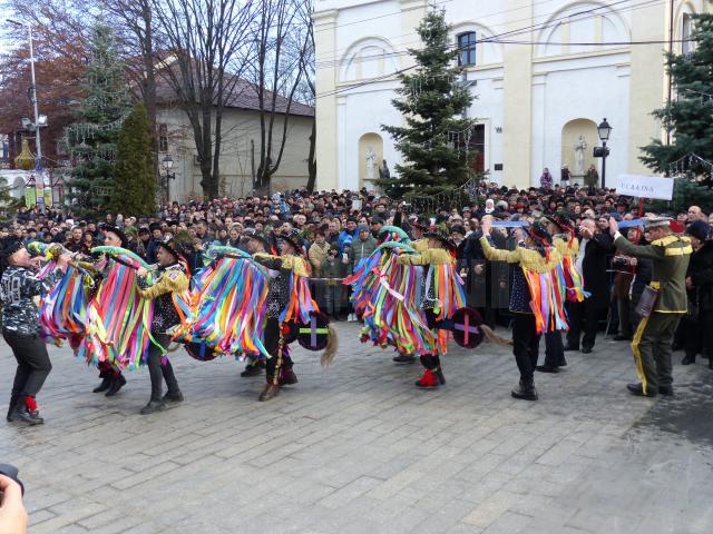 Mii de suceveni au urmărit parada obiceiurilor de iarnă de la Suceava