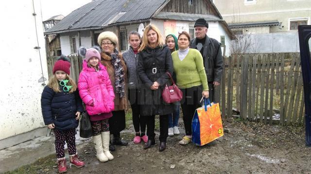Deputatul PSD Maricela Cobuz a oferit cadouri familiilor nevoiaşe din Ițcani
