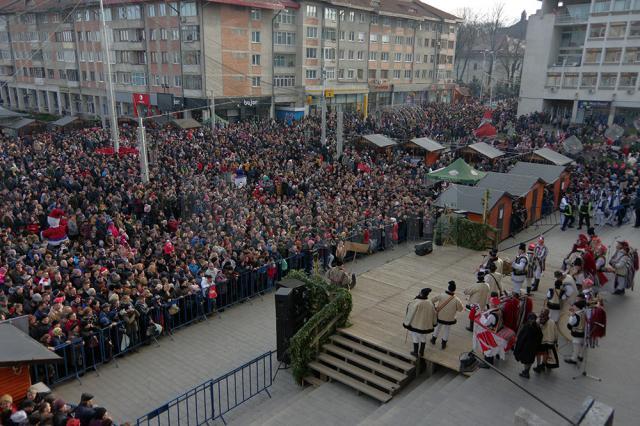 Zeci de mii de oameni au venit în centrul Sucevei la spectacolul de datini și obiceiuri