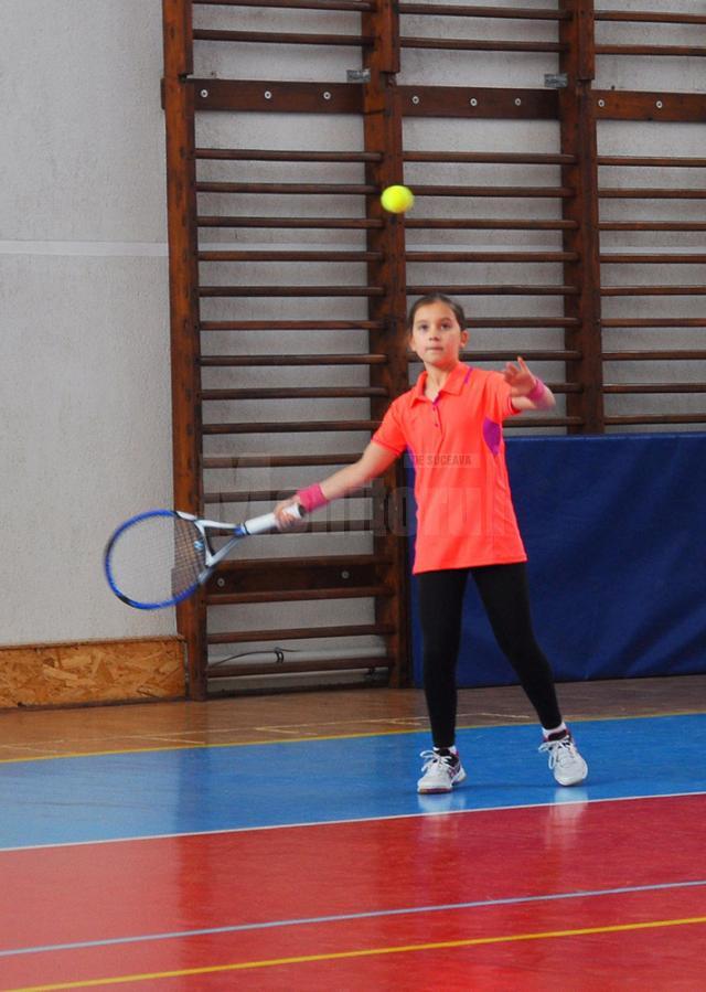 Cupa Moş Crăciun la tenis de câmp a adunat la Fălticeni peste 50 de copii