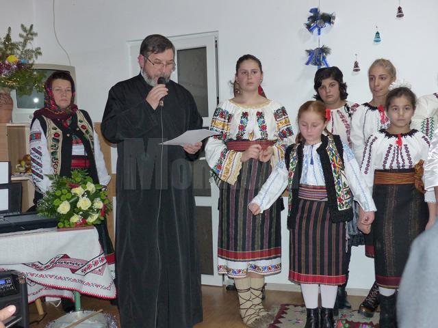 Părintele Gheorghe Saftiuc le vorbeşte invitaţilor despre anii de implicare în activitatea Centrului de Copii din Dolhasca