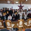 Copiii centrului din Dolhasca, împreună cu cei care le poartă de grijă și invitaţi, la sărbătoarea de final de an