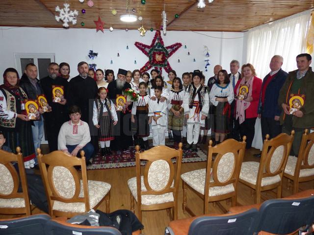Copiii centrului din Dolhasca, împreună cu cei care le poartă de grijă și invitaţi, la sărbătoarea de final de an