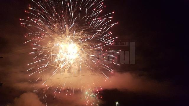 Superbe focuri de artificii pe cerul Sucevei, la Revelion