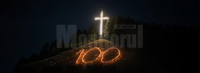 Studenții ASCOR aflați în tabără la Mănăstirea Putna au marcat Centenarul Marii Uniri scriind „100” cu torțe, pe Dealul Crucii