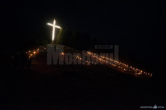 Studenţii ASCOR aflaţi în tabără la Mănăstirea Putna au marcat Centenarul Marii Uniri scriind „100” cu torţe, pe Dealul Crucii