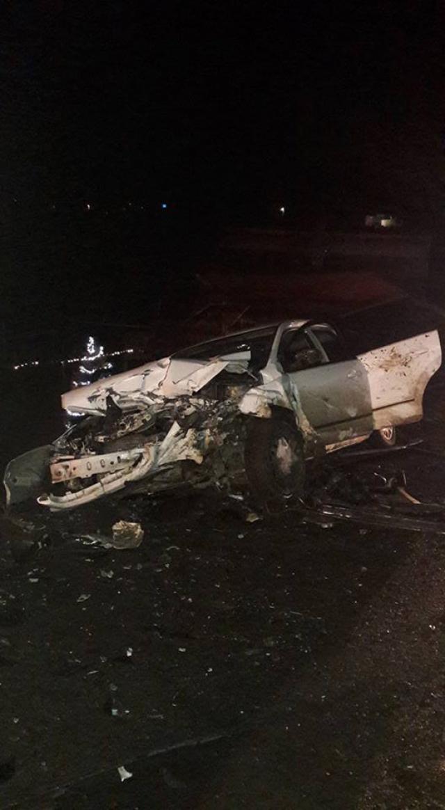 Impactul a fost deosebit de violent, cele doua maşini fiind grav avariate. Foto: Costică Musca