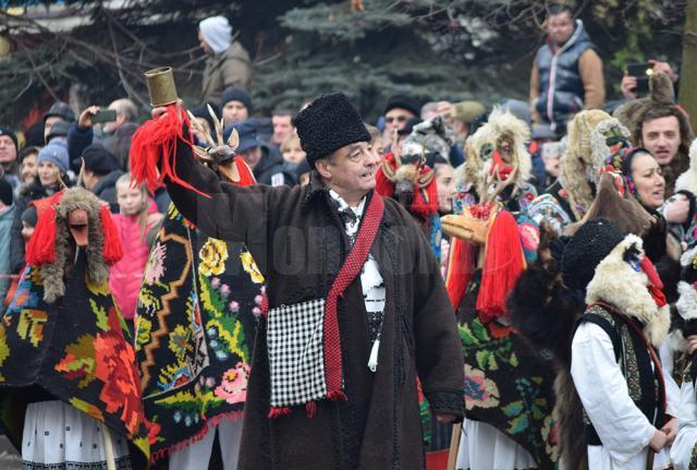 Festivalul de datini a adunat turiştii şi localnicii în centrul oraşului staţiune