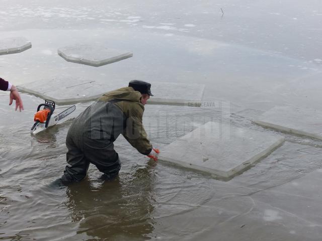 Plăcile subţiri se pun una peste alta, în încercarea de a se suda între ele în timpul nopţii