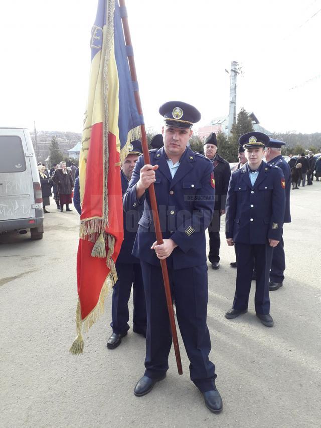 Procesiunea pompierilor, în care pleacă împreună cu preoţii prin comună