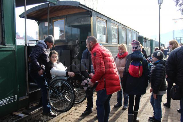 Ioana Sorina Amariței, tânăra aflata în scaunul cu rotile, prezentă și ea în vagonul Mocăniței de Bobotează