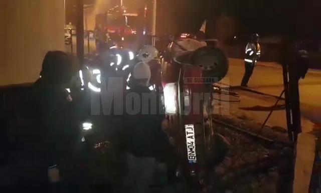 Maşina în care era patru tineri s-a răsturnat după ce a lovit un stâlp şi un gard, unul dintre pasageri fiind în stare gravă