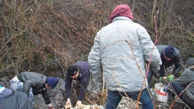 Zeci de locuitori din Bilca au curățat albia pârâului de unde se captează apa pentru comună
