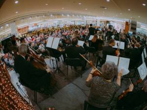 Concertul de Anul Nou al Filarmonicii Botoşani, la Iulius Mall Suceava