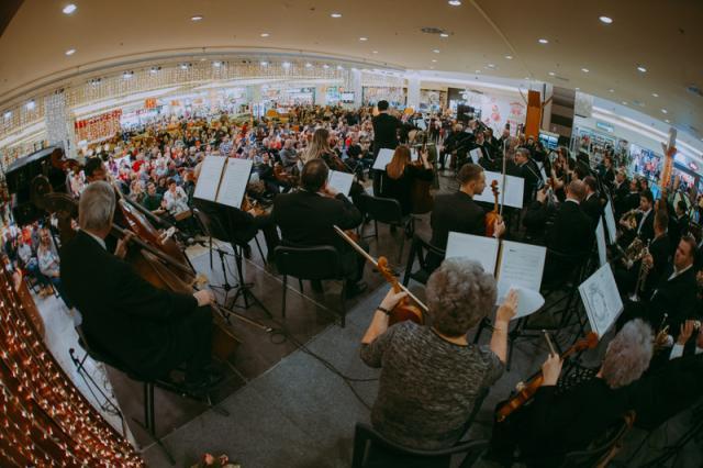 Concertul de Anul Nou al Filarmonicii Botoşani, la Iulius Mall Suceava
