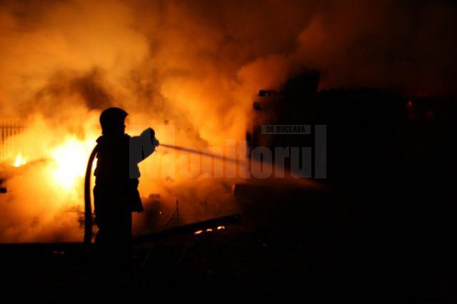 Locuinţă afectată grav de flăcări, în urma izbucnirii unui incendiu