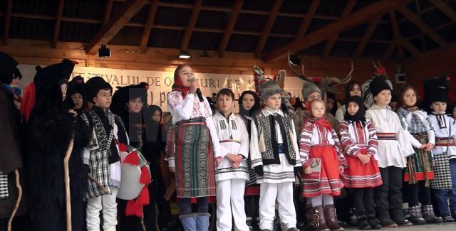 Copiii din Drăguşeni au deschis Festivalul obiceiurilor de iarnă pe stil vechi