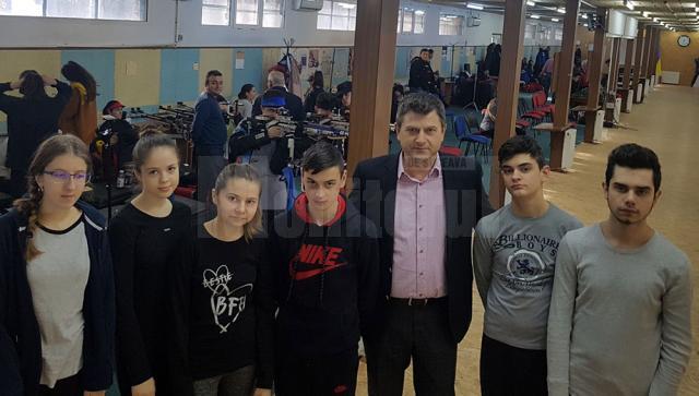 Antrenorul Ştefan Buiucliu alături de cei şase sportivi la Campionatul Naţional