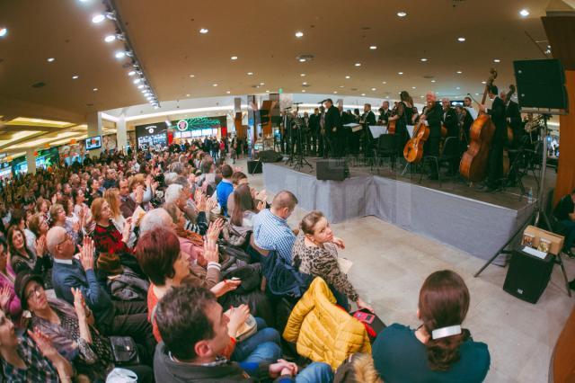 Sute de persoane au petrecut seara de duminică la Iulius Mall, în compania trupei Distinto şi a Filarmonicii Botoşani