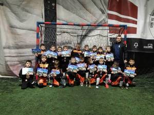 Micii fotbalişti de la Juniorul Suceava prezintă trofeele câştigate la Iaşi