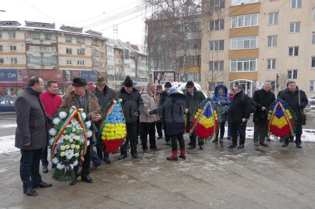 Luni, 15 ianuarie, oficialități locale și județene au depus coroane de flori la bustul poetului Mihai Eminescu din municipiul Suceava