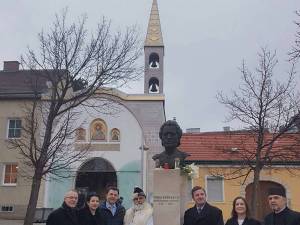 Reprezentanții CJ Suceava au depus, ieri, o jerbă de flori la statuia lui Mihai Eminescu, amplasată în Stadtpark, Viena