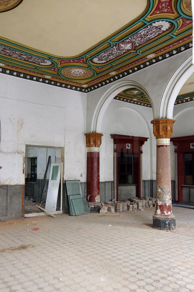 Sala interioară necesită lucrări de restaurare care ar urma să fie făcute în acest an