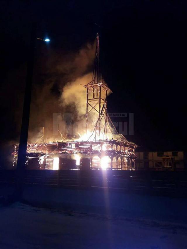 Biserica de lemn din Suha - Mălini, mistuită de flăcări Foto: Gheorghiță Leuca