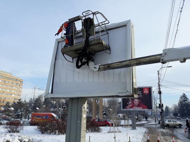 Primăria Suceava a trecut la demontarea panourilor publicitare neautorizate