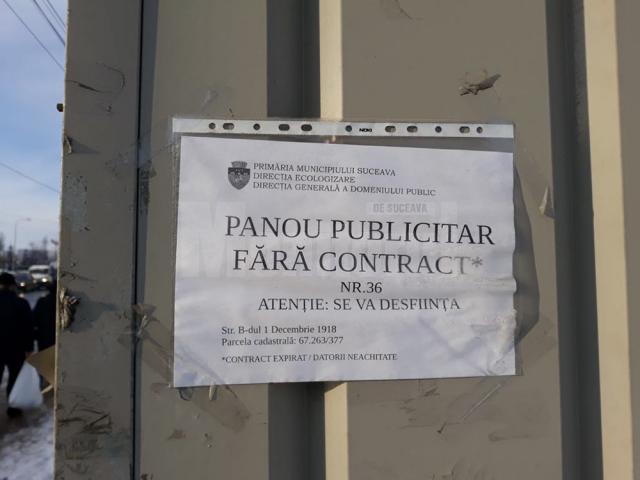 Primăria Suceava a trecut la demontarea panourilor publicitare neautorizate