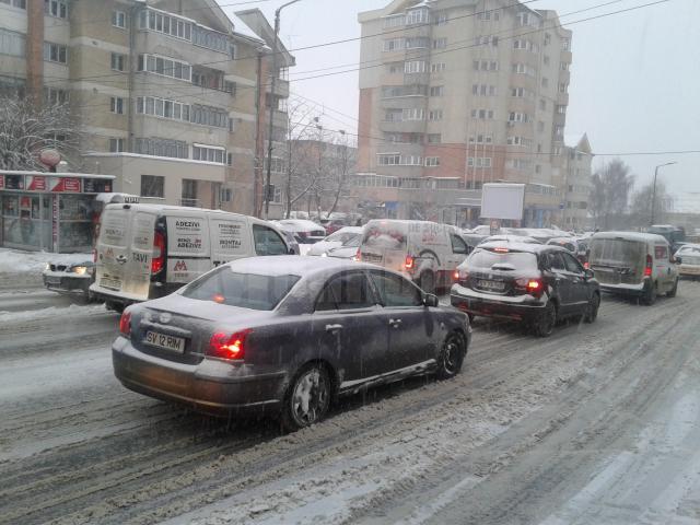 Trafic îngreunat de zăpadă, pe străzile și trotuarele din Suceava, luni dimineața