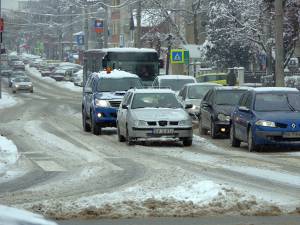 Carosabil acoperit cu zăpadă în municipiul Suceava, la ora 8