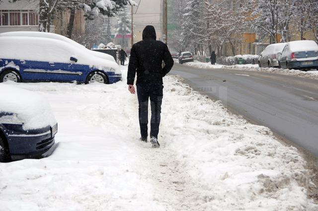Circulație îngreunată de zăpadă, pe străzile şi trotuarele din Suceava
