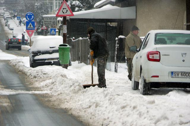 Circulație îngreunată de zăpadă, pe străzile şi trotuarele din Suceava