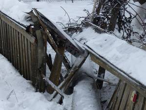 Gardul familiei Simian a fost distrus pe o lungime de cinci metri