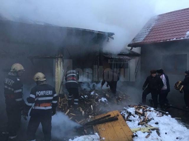 Dupa stingerea flacarilor, in bucatarie a fost descoperit corpul carbonizat al batranului