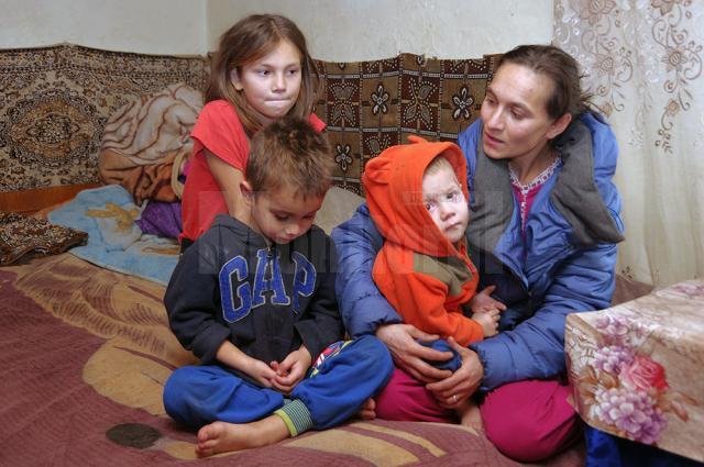 O familie cu cinci copii, cu vârste cuprinse între 2 și 11 ani, din Călinești-Enache, are nevoie urgentă de ajutor