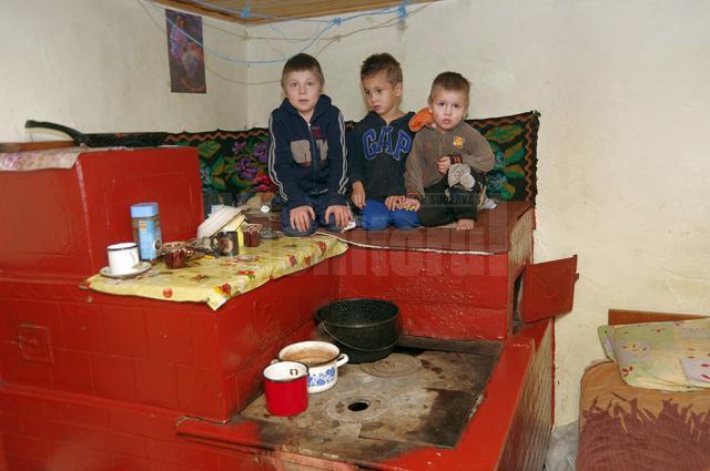O familie cu cinci copii, cu vârste cuprinse între 2 și 11 ani, din Călinești-Enache, are nevoie urgentă de ajutor