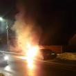 Un autoturism aflat marţi seara în trafic prin cartierul Iţcani a fost cuprins de flăcări