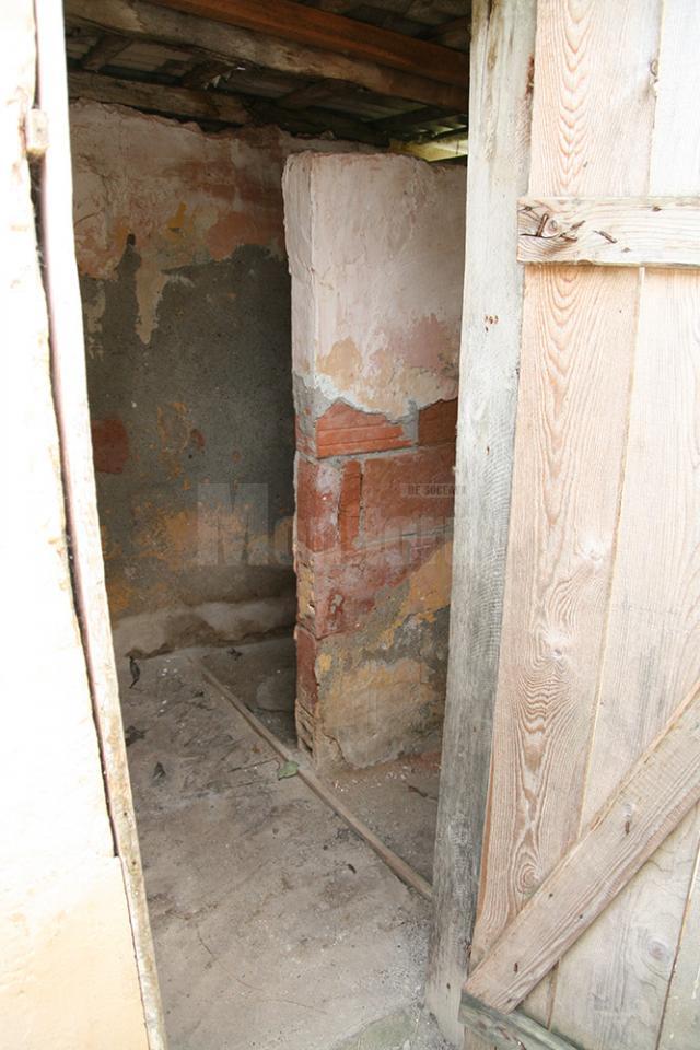 O toaletă din curtea unei şcoli din judeţul Suceava