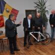 Marius Ursaciuc şi Sorin Poclitaru i-au dăruit autorului o bicicletă