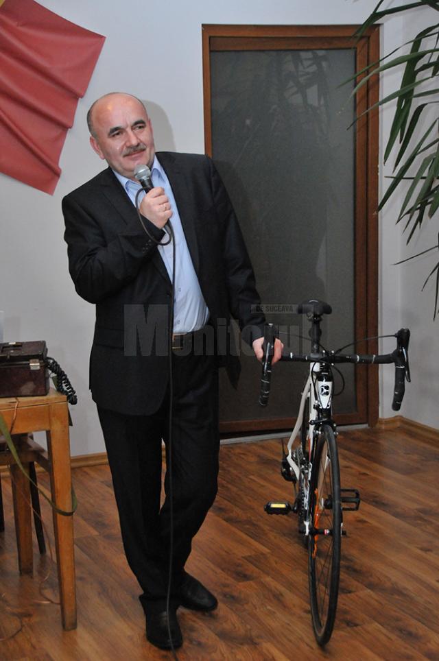 Tiberiu Avram şi bicicleta primită cadou de la prietenii lui humoreni