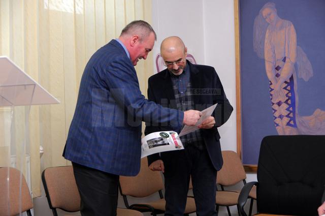 Vicepreședintele Consiliului Județean Suceava Gheorghe Niță înmânând diplomele de ”Seniori ai artelor plastice bucovinene”