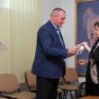 Vicepreședintele Consiliului Județean Suceava Gheorghe Niță înmânând diplomele de ”Seniori ai artelor plastice bucovinene”