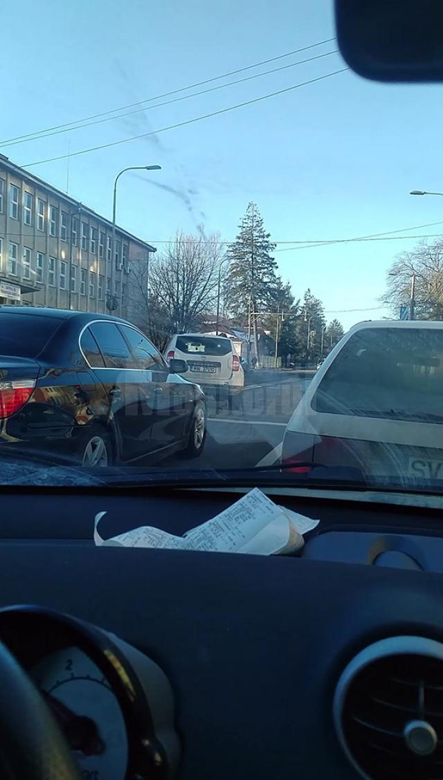 O mașină a MAI, filmată în timp ce intră pe roșu în intersecție, în fața Poliției