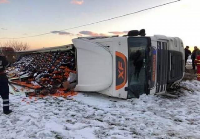 Un autotren ucrainean încărcat cu citrice s-a răsturnat la Grăniceşti