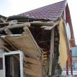 Pereţi întregi și bucăţi din acoperiş au fost distruse și puse la pământ din cauza deflagraţiei