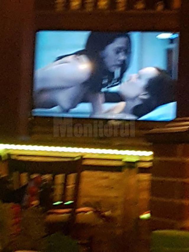 Scene porno, oferite la meniul zilei unor clienţi ai unui restaurant din Siret