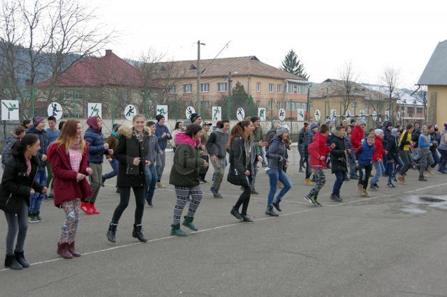 Flash mob pe terenul de sport al școlii