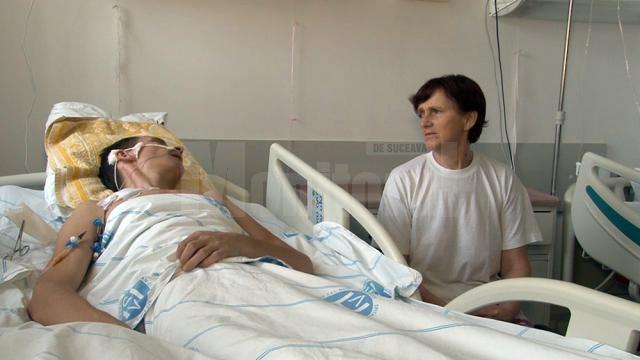 Mama tânărului, Iulia Hîncu, îl veghează permanent la spital şi speră la o minune prin care creierul fiului ei să se refacă